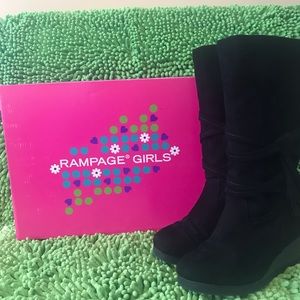 Little girl’s wedge heel black boots